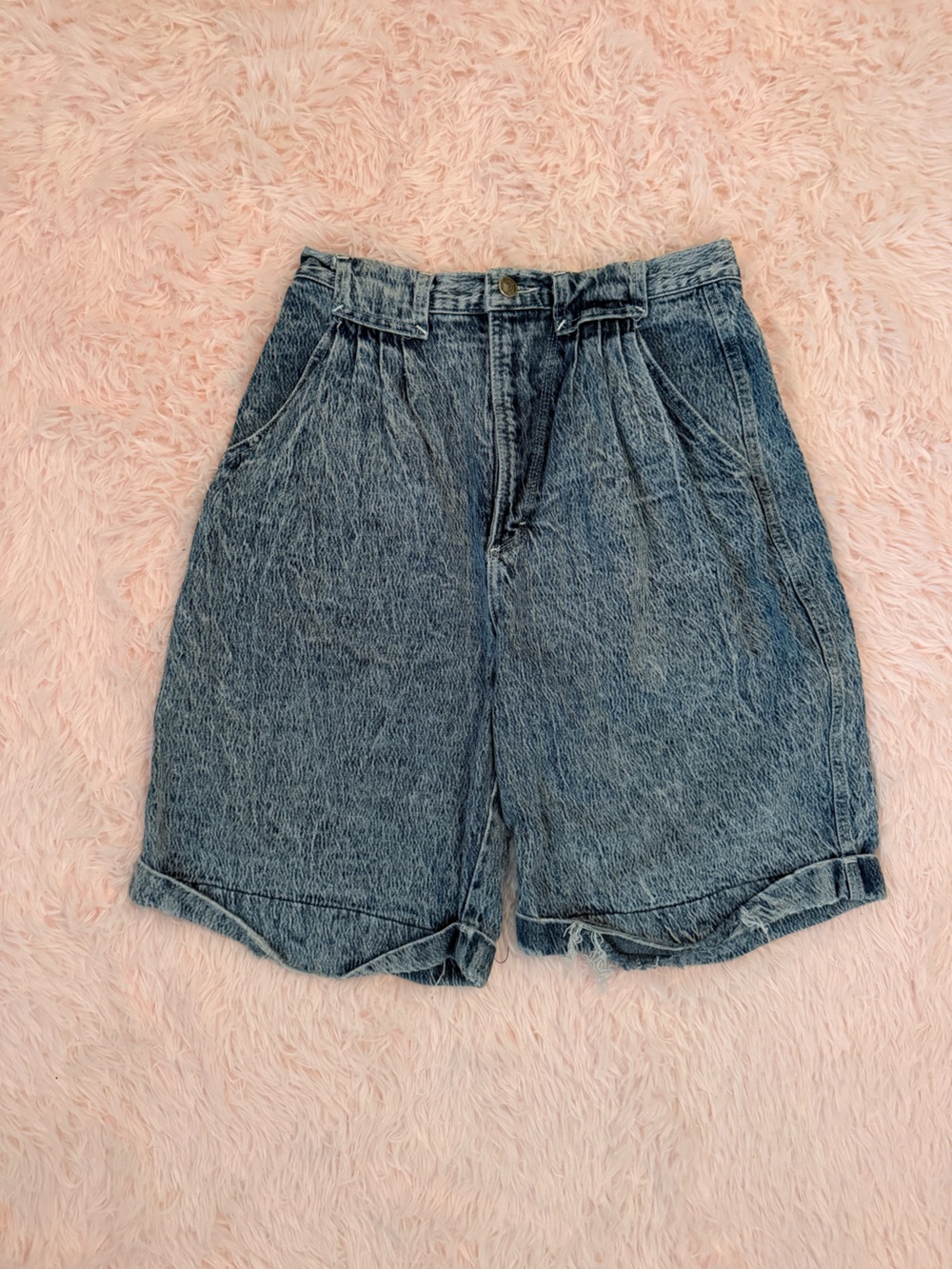Distressed Rocky Mountain Clothing Boyfriend Jean Shorts in Washed Blue